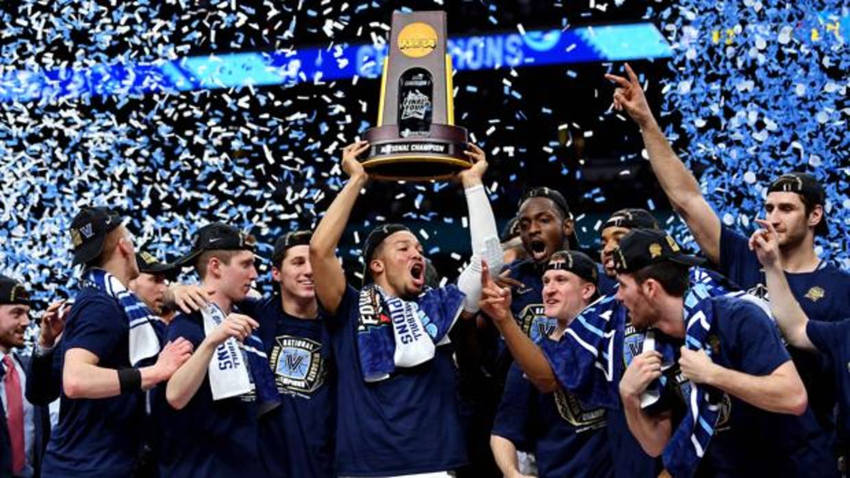 Jalen Brunson sostiene el trofeo de campeones de la NCAA de los Wildcats de Villanova