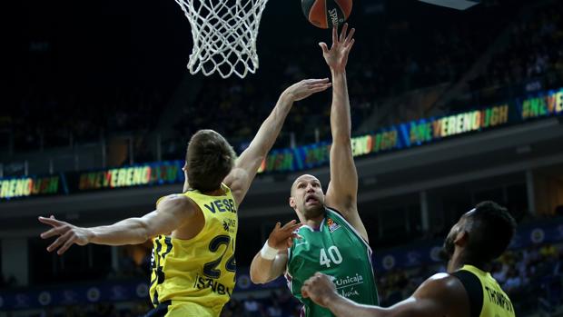 Unicaja se despide ganando en casa del campeón