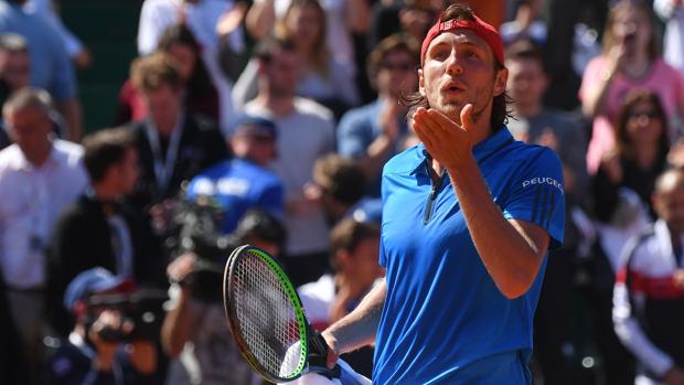 Brazaletes negros contra la nueva Davis de Piqué