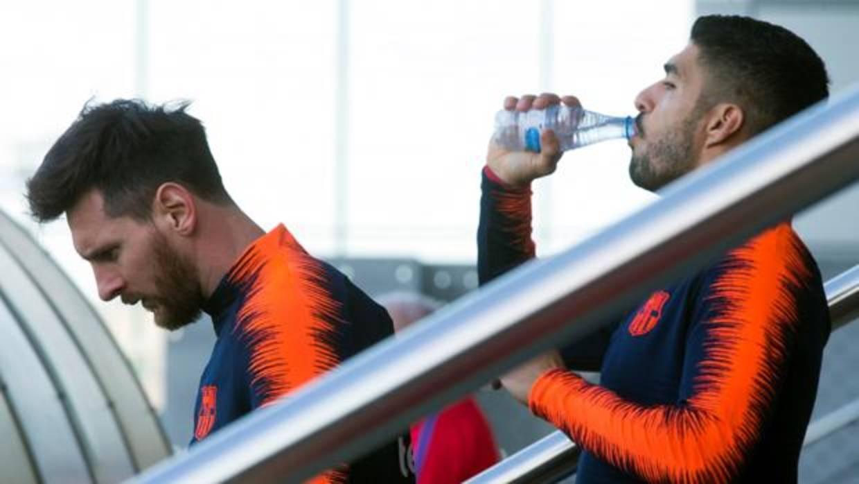 Leo Messi y Luis Suárez saltan al terreno de juego para ejercitarse