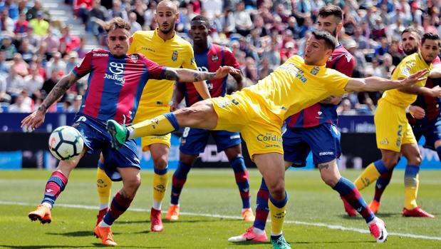 El Levante da un golpe encima de la mesa en el descuento