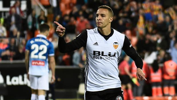 Un cabezazo de Rodrigo pone tercero al Valencia