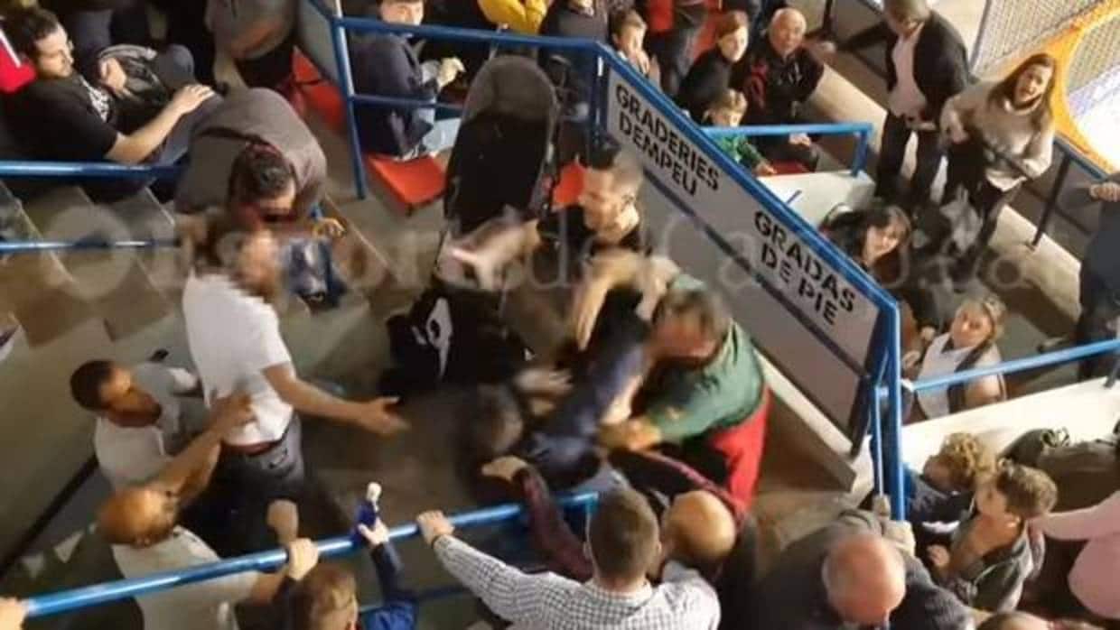 Los gritos de «puta España» provocan una brutal pelea en Reus
