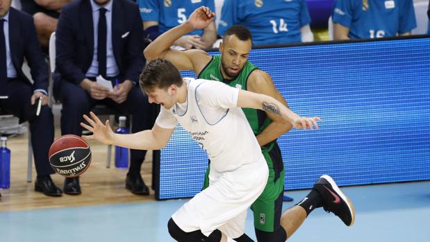 Doncic roza el triple-doble en un cómodo triunfo ante la Penya