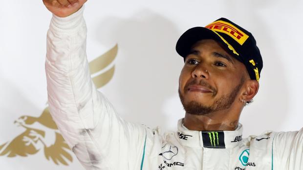 Lewis Hamilton recula y dice ahora que «no le interesan» las azafatas de Mónaco