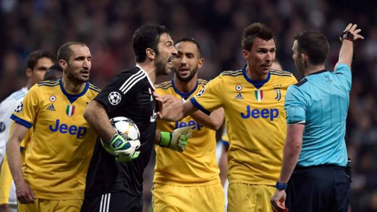 Buffon, durante sus protestas al árbitro tras el penalti