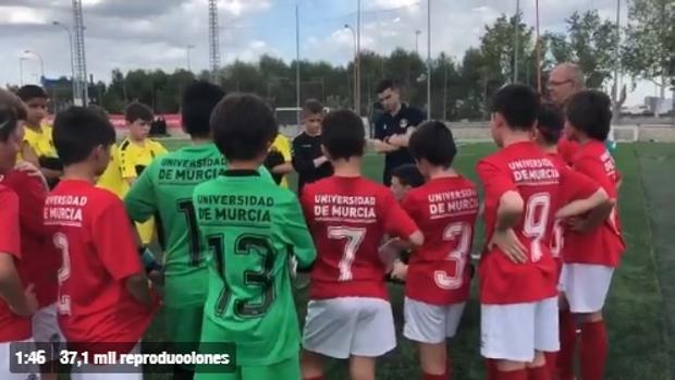 La majestuosa charla de un árbitro en un partido de alevines