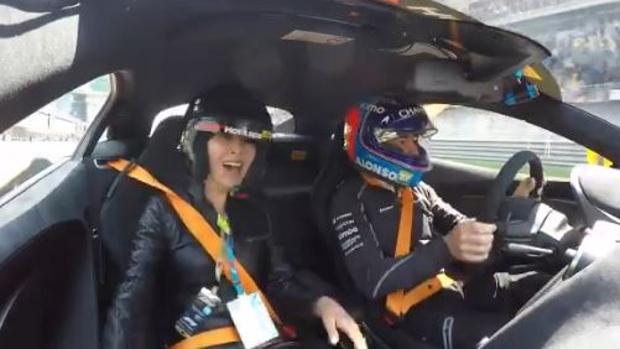 La «hot lap» de Alonso a la megaestrella china Carina Lau