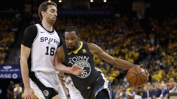 Durant y Thompson dejan tocados a los Spurs