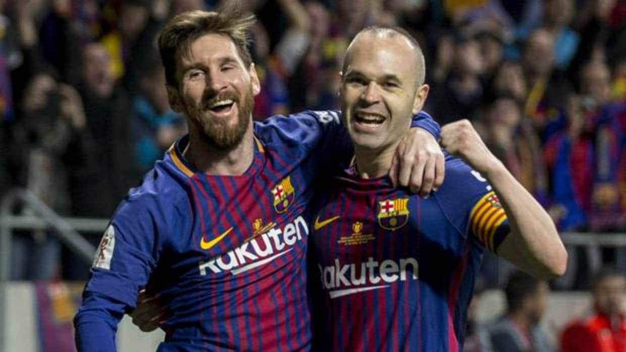 Iniesta y Messi celebran el título copero ante el Sevilla