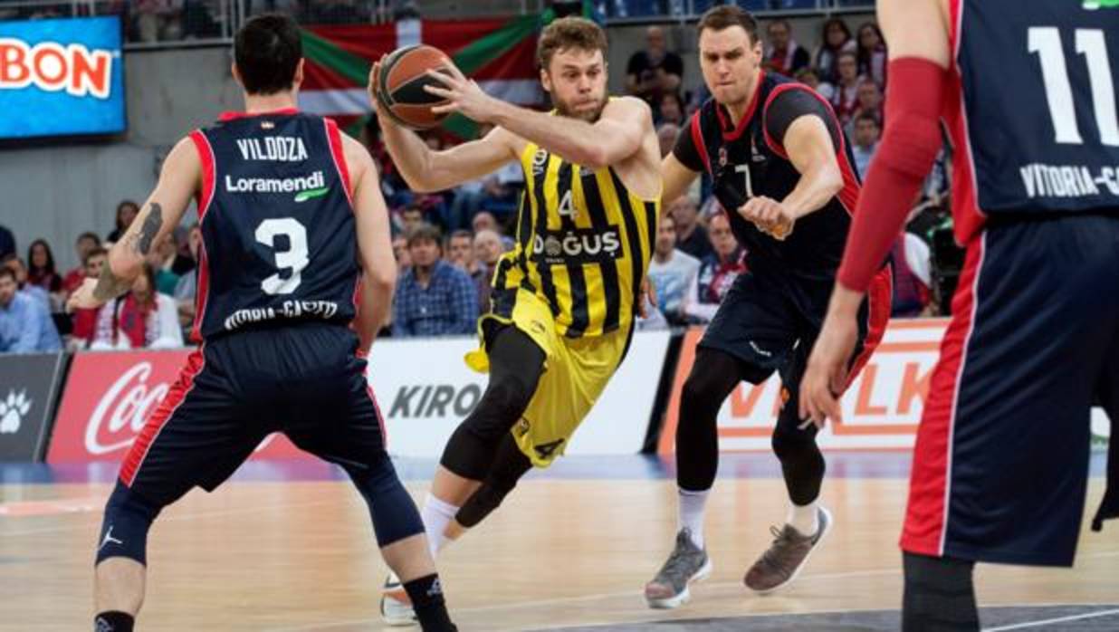 El Baskonia choca contra el muro del Fenerbahce y despierta del sueño