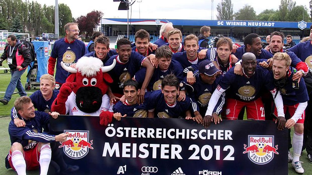 Los jugadores del Red Bull Salzburgo celebrando el título de la Bundesliga austríaca en 2012