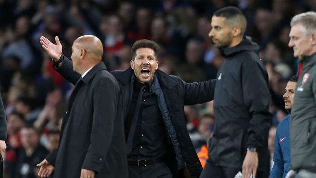 Enfado y roja a Simeone