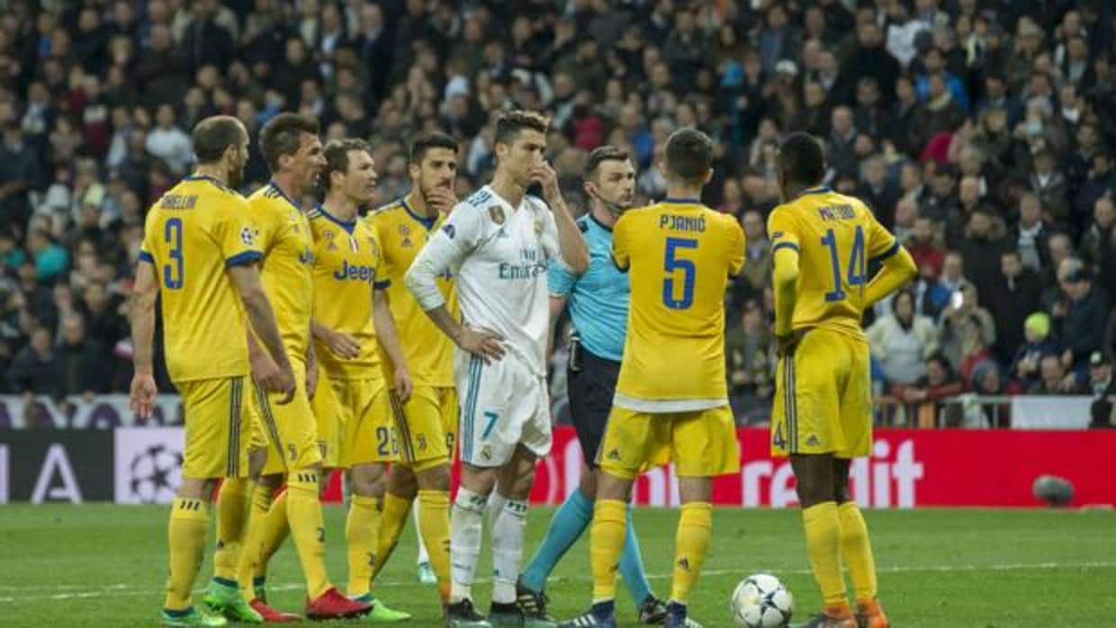 Michael Oliver rodeado de jugadores de la Juventus protestándole el penalti señalado