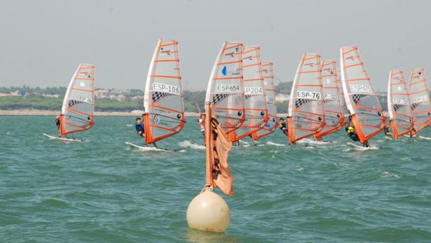 Cádiz acoge la Copa de España de Windsurf