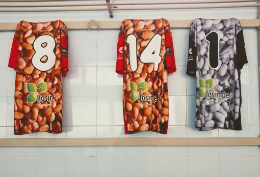 Las camisetas de la UD La Granja en su vestuario