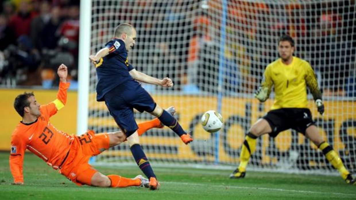 Andrés Iniesta en el momento de anotar el gol del triunfo ante Holanda en la final del Mundial