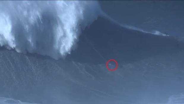 La ola más grande jamás surfeada, como un edificio de diez plantas