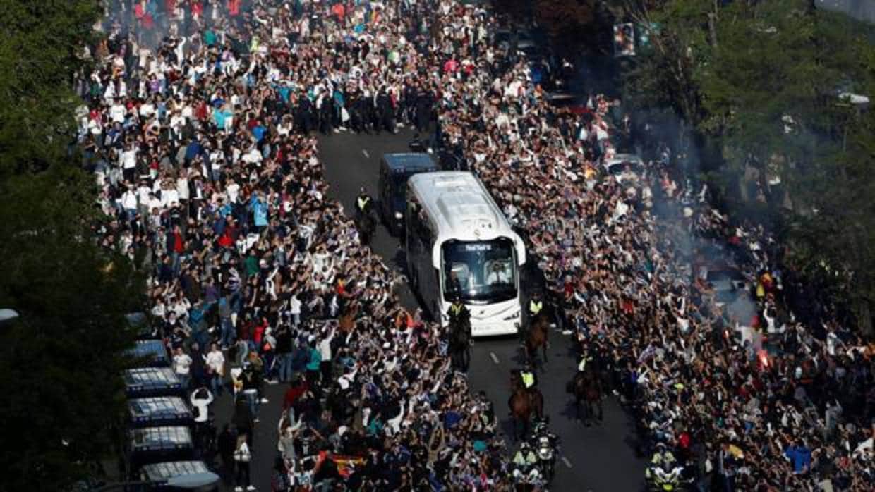 El autobús del Real Madrid, a su llegada al Bernabéu