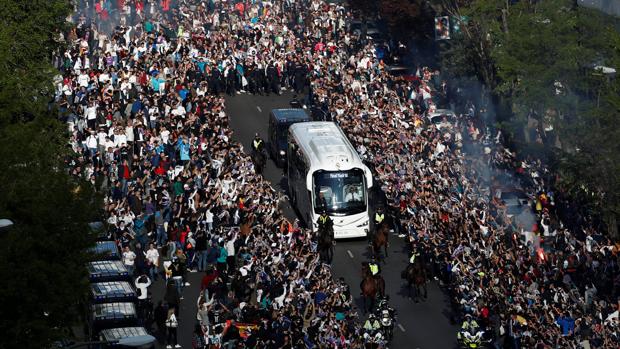 Espectacular recibimiento al autobús del Real Madrid