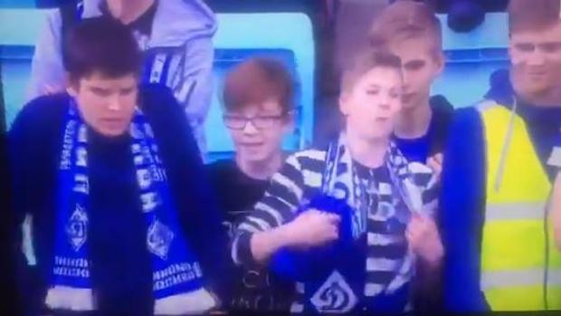 La ejemplar disputa de unos jóvenes aficionados por la camiseta de su ídolo
