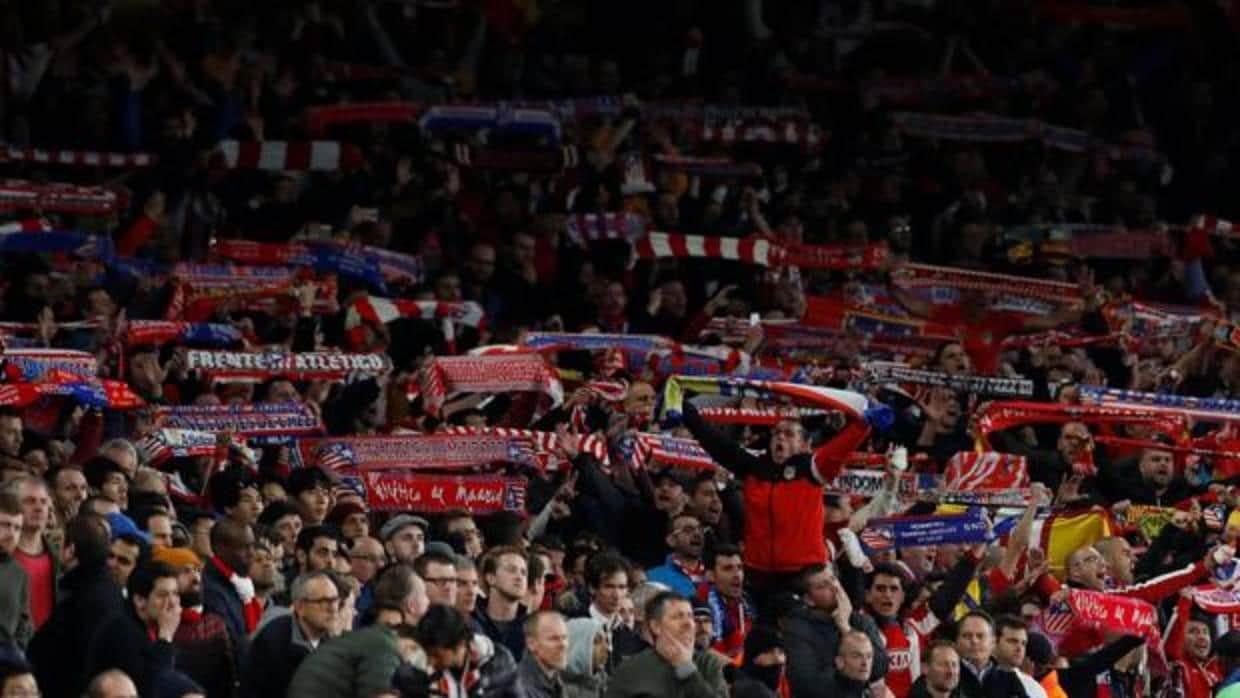 La afición del Atlético anima a su equipo en el partido de Londres