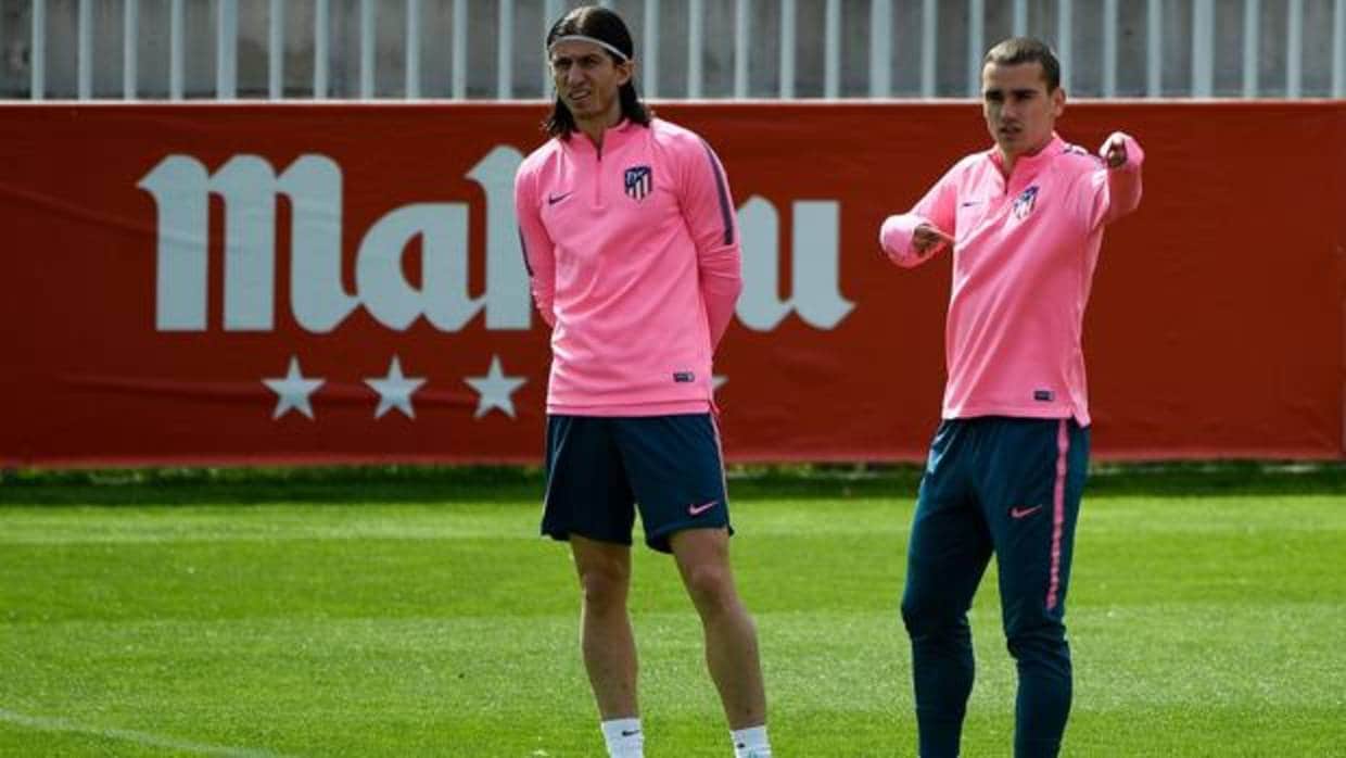 Filipe Luis y Griezmann, en el entrenamiento previo al Atlético-Arsenal de la Europa League