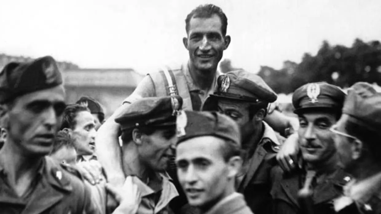 Gino Bartali, alzado a hombros tras vencer en el Giro de 1946