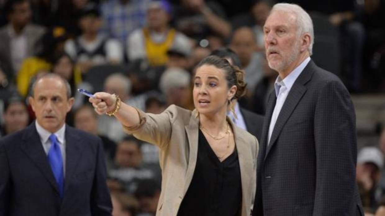 Becky Hammon, junto a Popovich, entrenador de los Spurs, y Messina, al fondo