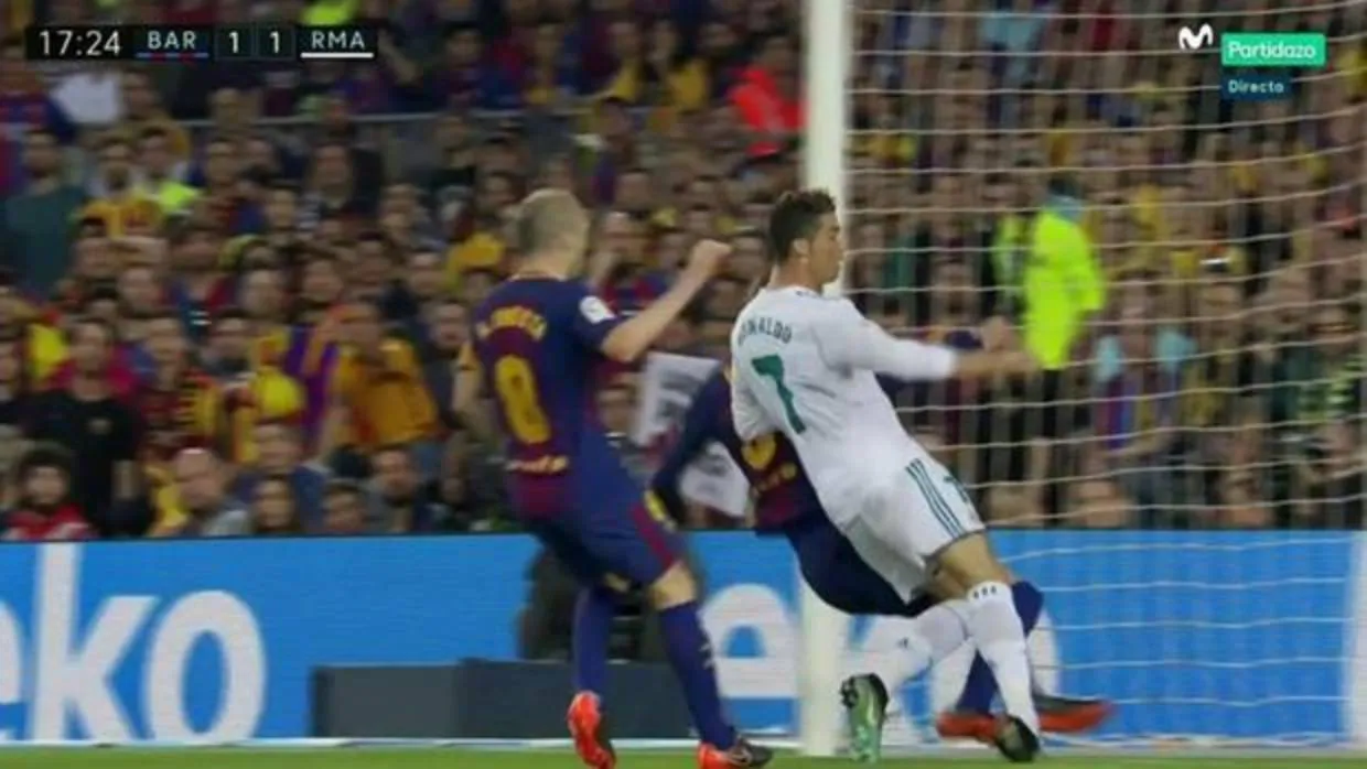 La acción en la que Cristiano Ronaldo se ha torcido el tobillo