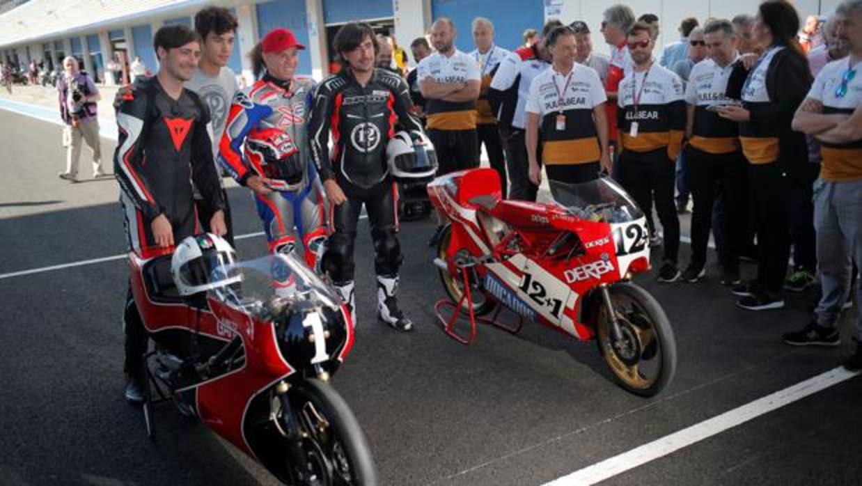 Los hijos de Ángel Nieto, con las motos de su padre