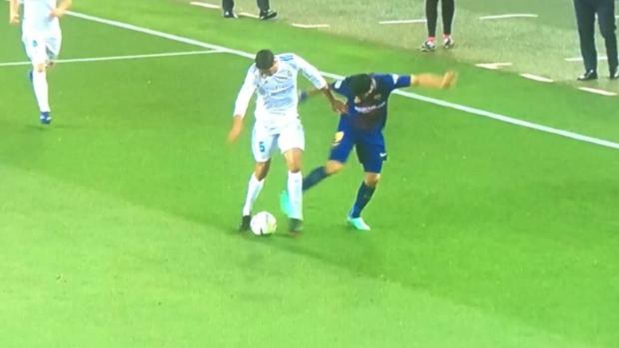 Momento en el que Luis Suárez roba el balón a Varane, al que golpea por detrás