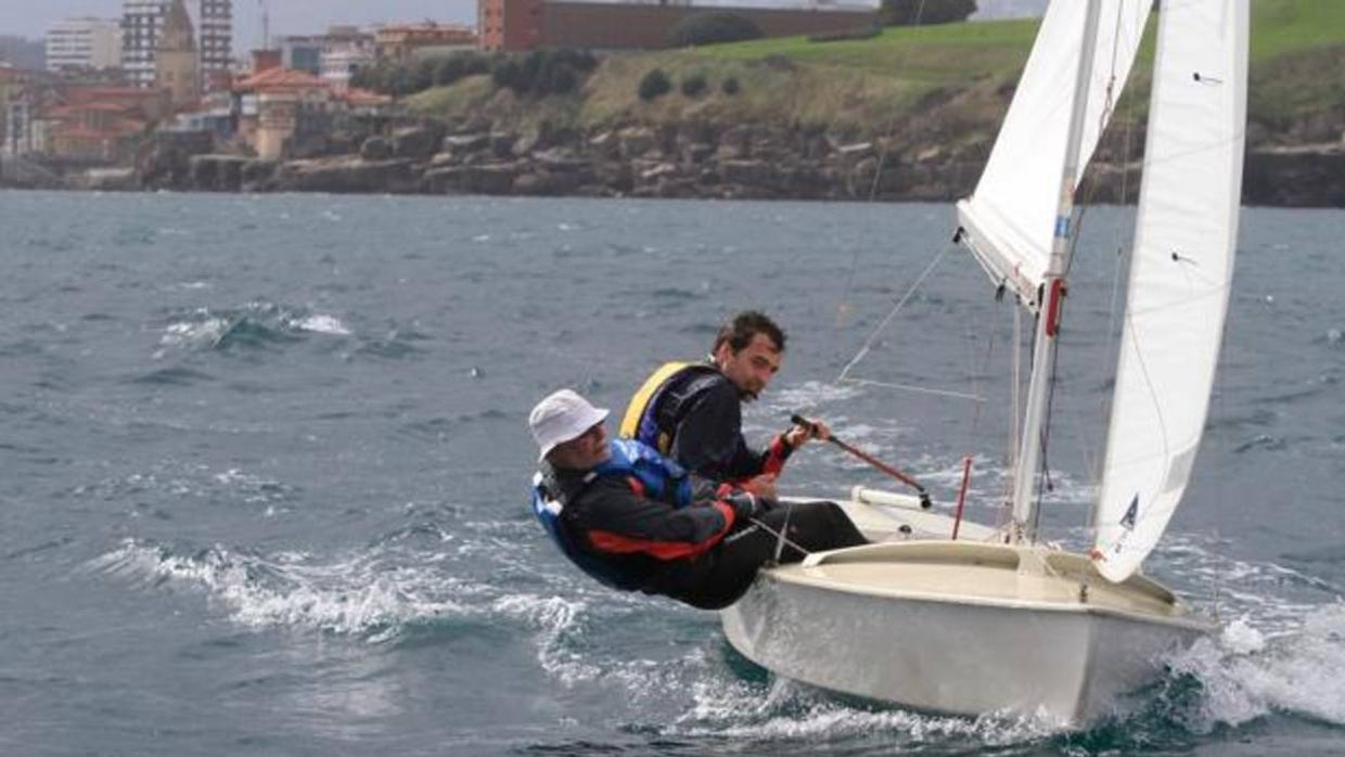 Guillermo Marqués e Ignacio Prendes lideran la clase Snipe en el Astur de Regatas