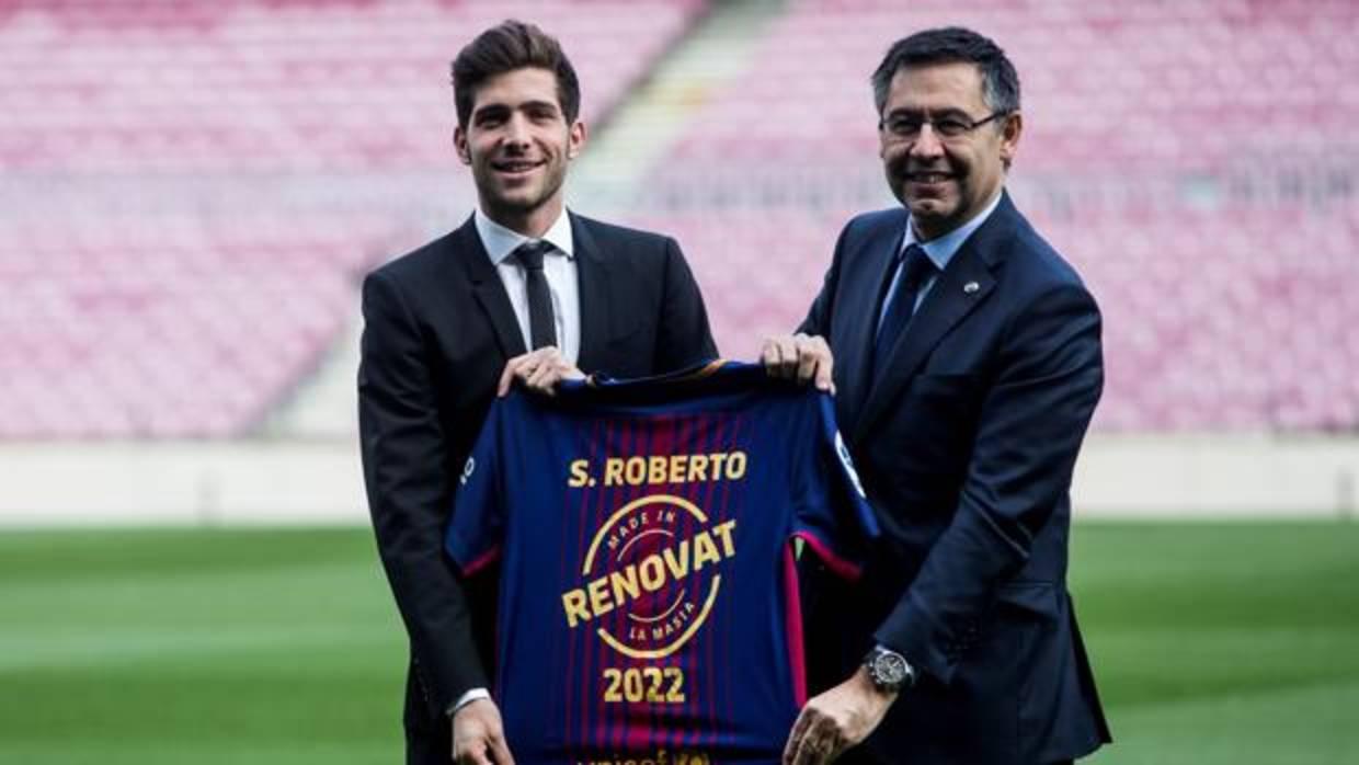 Sergi Roberto y Bartomeu posan con una camiseta del Barcelona el día de la renovación del catalán