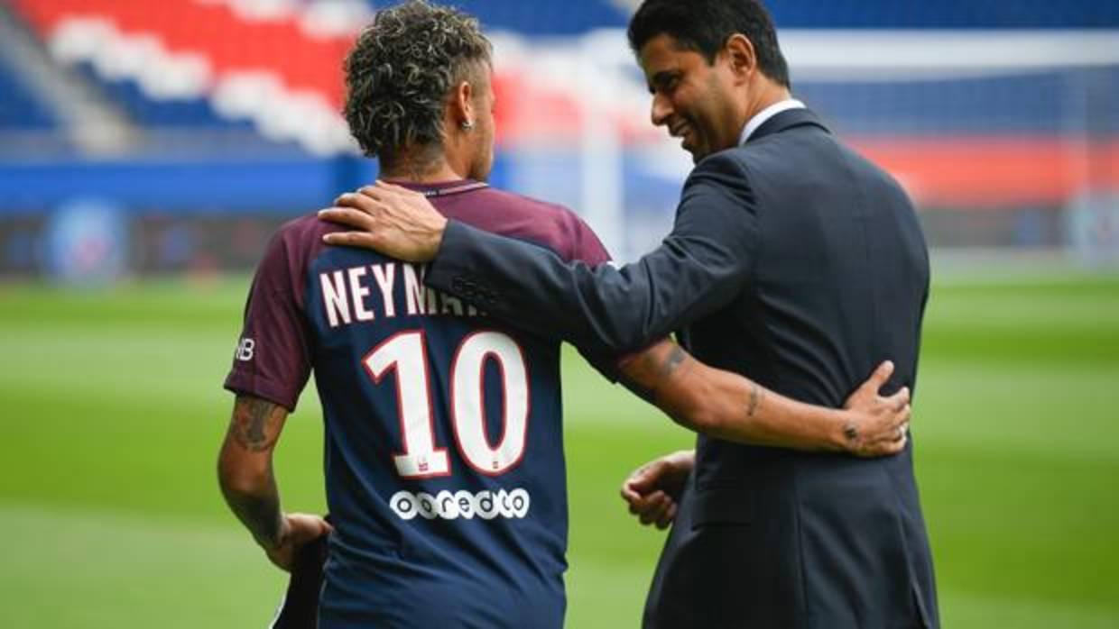 Al Khelaifi y NEymar durante la presentación con el PSG de este último