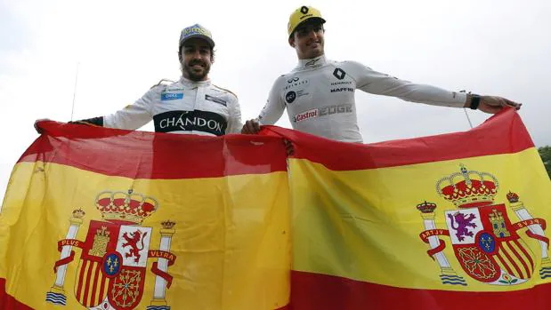 Fernando Alonso y Carlos Sainz presumen de bandera española en Montmeló
