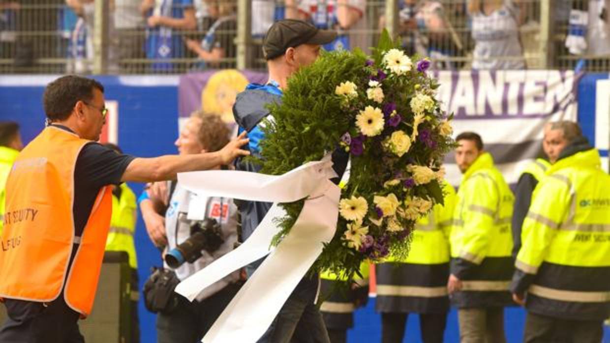 Un aficionado con una corona tras el descenso del Hamburgo a Segunda