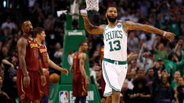 Los Celtics destrozan a los 'Cavs' de LeBron en el primer partido