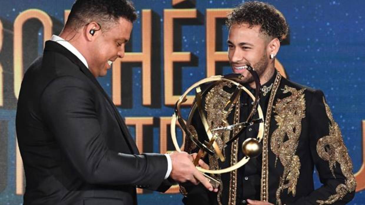 Ronaldo entrega el premio a Neymar