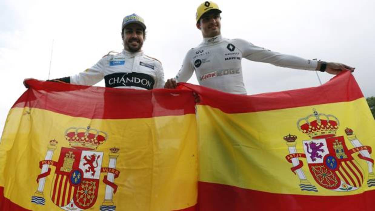 Alonso y Sainz con sendas banderas de España