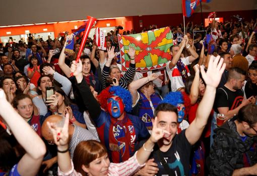 La afición del Huesca celebra el ascenso a Primera división