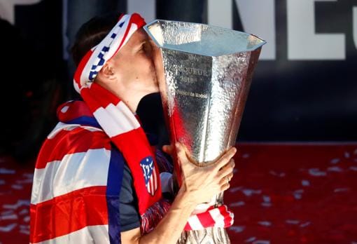 Fernando Torres besa la Europa League