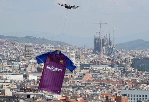 La nueva camiseta llegó a la presentación sobrevolando Barcelona