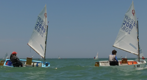 El viento de levante favoreció la práctica de la vela.