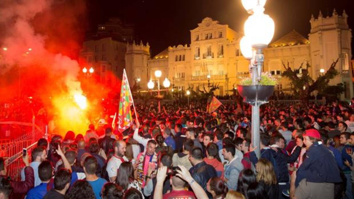 La afición del Huesca celebra el ascenso a Primera división