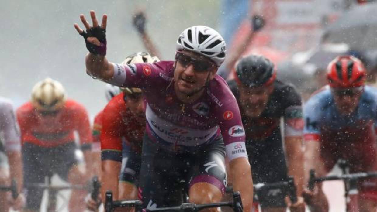 Elia Viviani celebra con la mano su cuarto triunfo de etapa