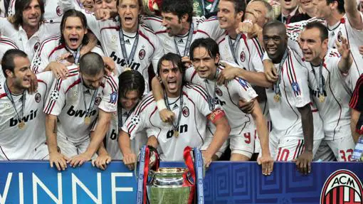 Jugadores del Milán celebran la séptima Copa de Europa conseguida en Atenas