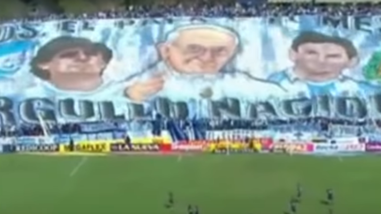 Maradona, el Papa y Messi en una pancarta gigante