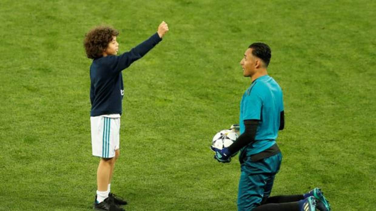 Marcelo simula una amonestación al guardameta del Real Madrid