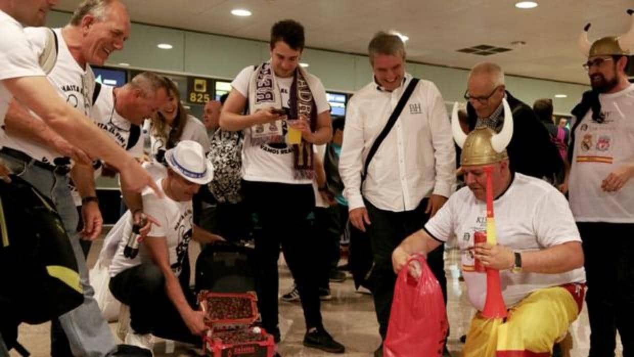 Aficionados del Real Madrid antes de embarcar hacia Kiev